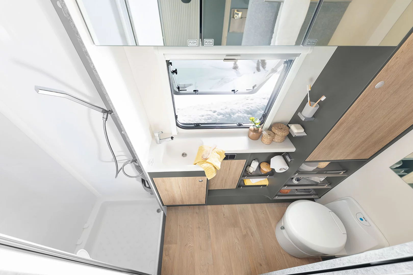 Aracın tüm genişliği boyunca geniş arka banyo ve bol miktarda dirsek mesafesi (yerleşim planına bağlı olarak)
